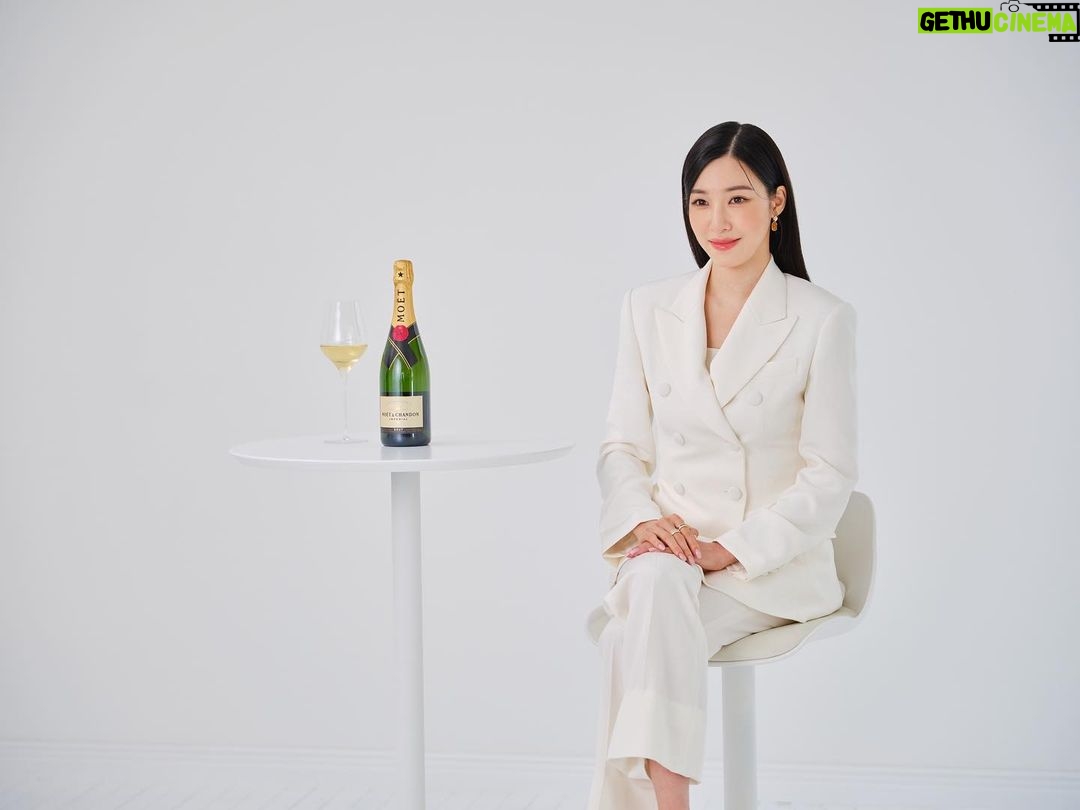 Tiffany Young Instagram - thrilled & honored to join @moetchandon on their vision & beliefs of celebrating ALL things no matter how small or big ๐พ๐ซง cant wait to share ! stay tuned for more ๐ฅฐ ๐ฅ โข ๋ชจ์ฃ & ์น๋๊ณผ ํฐํ๋ ์ ๋ ์์ด์ฝ์ด ๋ง๋ฌ์ต๋๋ค. ์์
๋ฟ๋ง ์๋๋ผ ์ดํ์ธ์ ๋ํ ๋จ๋ค๋ฅธ ์ ์ ์ ๋ณด์ฌ์ค ์ํฐ์คํธ ํฐํ๋ ์. ์์ผ๋ก ๊ทธ๋
๊ฐ ๋ชจ์ฃ & ์น๋๊ณผ ํจ๊ป ํผ์ณ ๊ฐ ๊ธ๋น ์ด์ผ๊ธฐ๋ฅผ ๊ธฐ๋ํด ์ฃผ์ธ์! ๊ฒฝ๊ณ : ์ง๋์น ์์ฃผ๋ ๋์กธ์ค, ๊ธฐ์ต๋ ฅ ์์์ด๋ ์น๋งค๋ฅผ ์ ๋ฐํฉ๋๋ค. ์์ ์ค ์์ฃผ๋ ๊ธฐํ์ ์ถ์ ์ํ์ ๋์
๋๋ค. #๊ด๊ณ #๋ชจ์ฃ์น๋ #MoetChandon #Tiffanyyoung