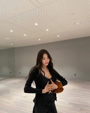Tiffany Young Instagram - 연습실 분위기 메이커 🐾