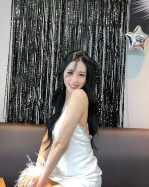 Tiffany Young Instagram - 다들 주목 👊