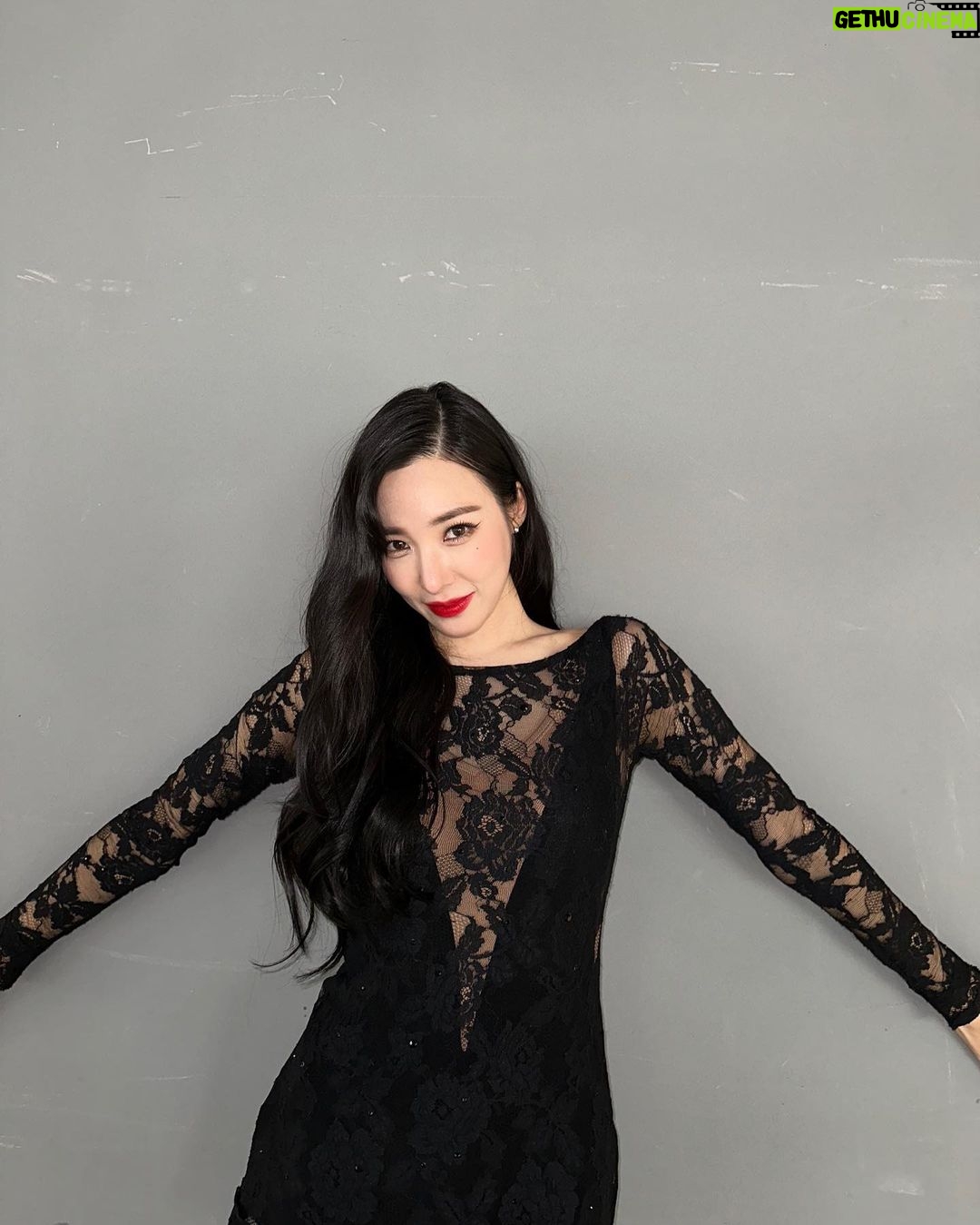 Tiffany Young Instagram - 다음에 또 만나 록티 🎺