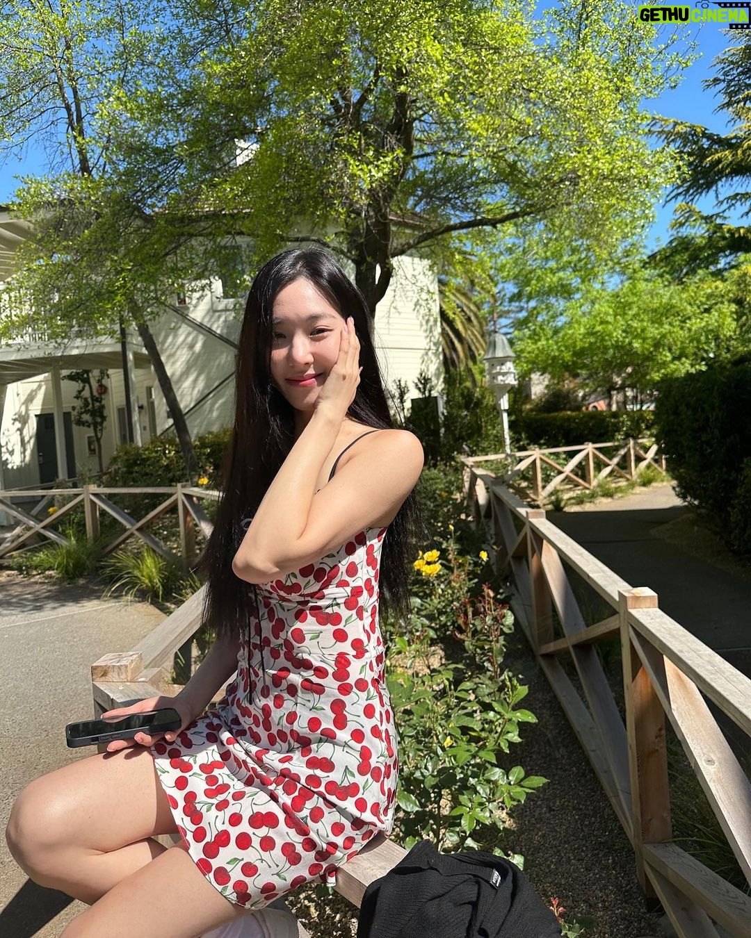 Tiffany Young Instagram - so fresh and so clean