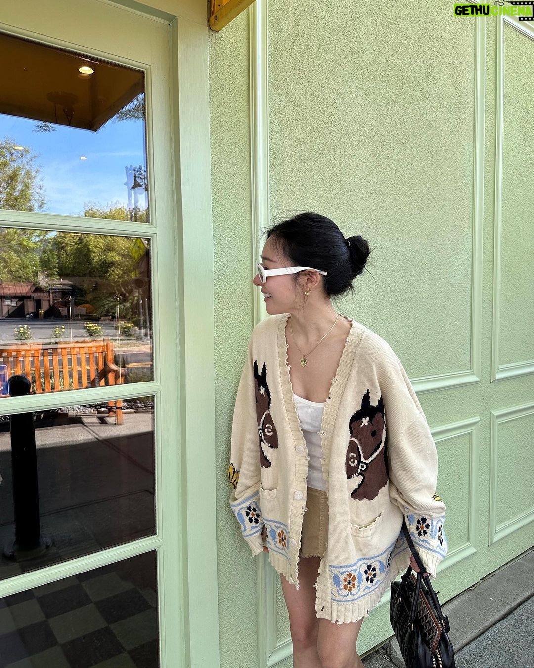 Tiffany Young Instagram - will get out of bed for 🥖