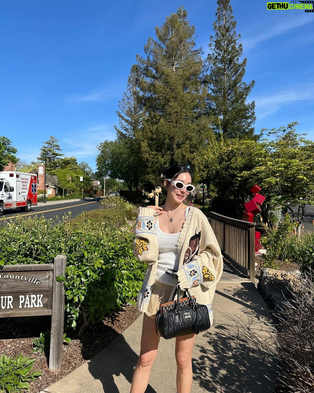 Tiffany Young Instagram - will get out of bed for 🥖