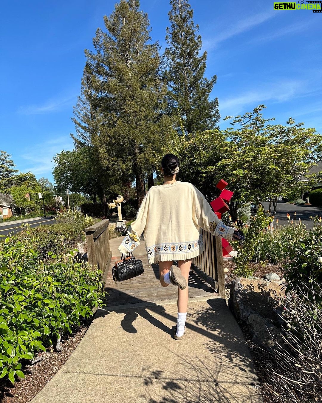 Tiffany Young Instagram - will get out of bed for 🥖