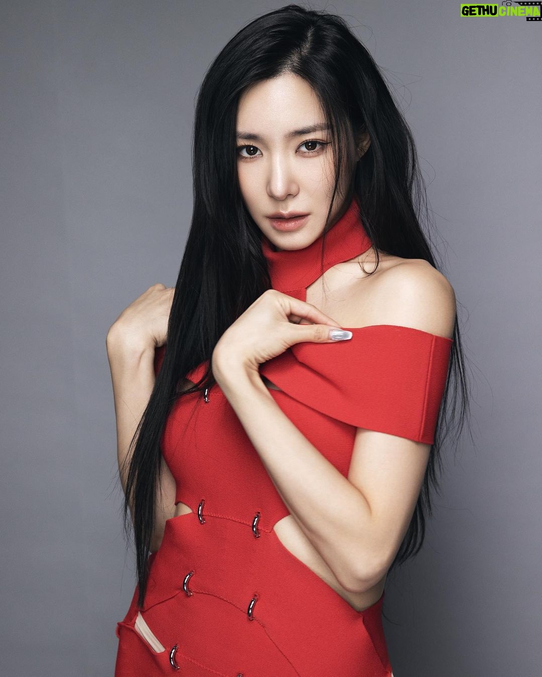 Tiffany Young Instagram - thank you for this special double cover moment, but especially for all the care & detail that went into our conversation. ✍️ ' SOCIAL ' @grazia.my april 2023 out now