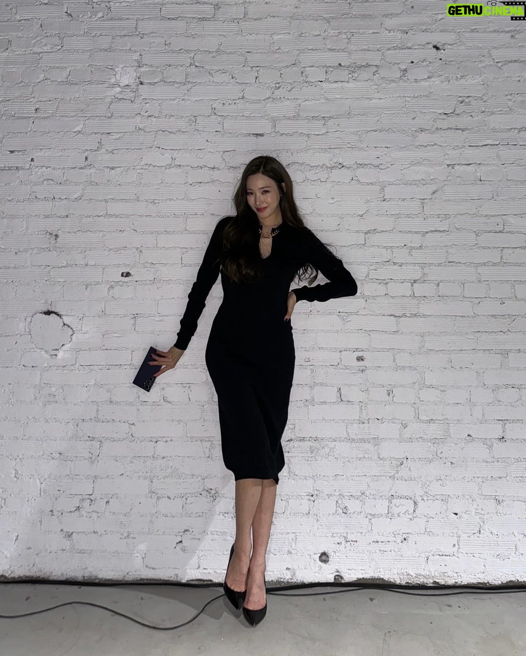 Tiffany Young Instagram - thank you for bringing us together again 💗@samsungmobileusa @thedivestudios