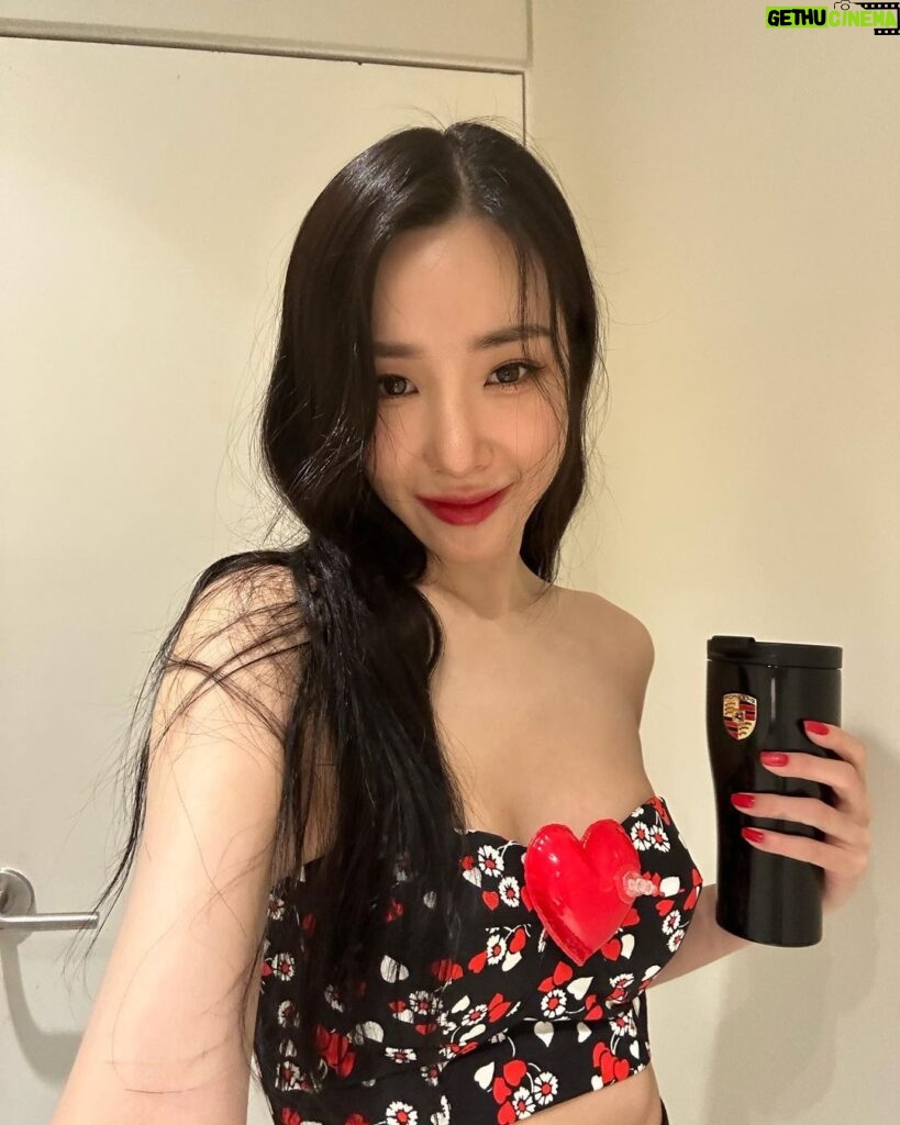 Tiffany Young Instagram - ♥️ @moschino