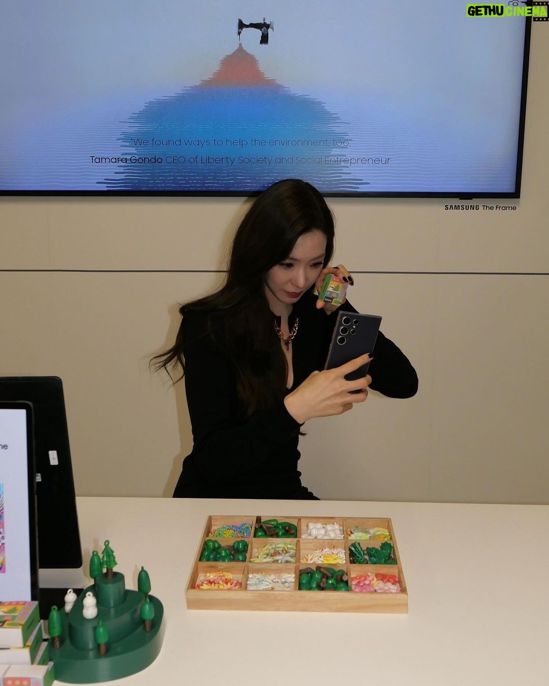 Tiffany Young Instagram - thank you for bringing us together again 💗@samsungmobileusa @thedivestudios