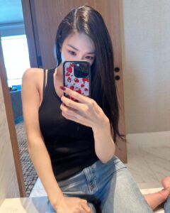 Tiffany Young Instagram - 🍓🎧💺