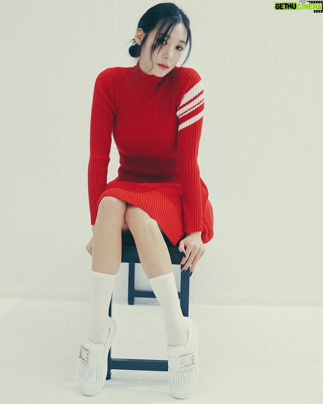 Tiffany Young Instagram - ⛳️ 로저 비비에가 새롭게 선보이는 하이브리드 골프 스니커즈 베리 비비에. @rogervivier @gherardofelloni #RogerVivier #GherardoFelloni #로저비비에 #광고