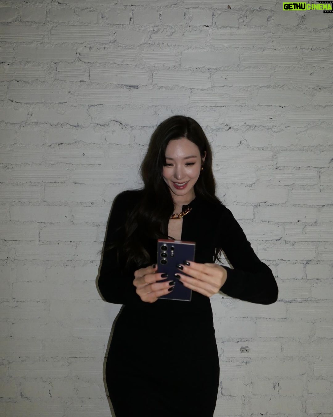 Tiffany Young Instagram - thank you for bringing us together again 💗@samsungmobileusa @thedivestudios