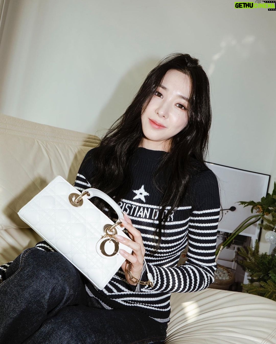 Tiffany Young Instagram - 🐰🤍 @dior #Dior #LadyDior #ad
