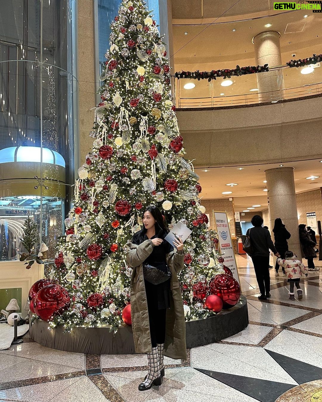 Tiffany Young Instagram - tchaikovsky on repeat 🩰❄️