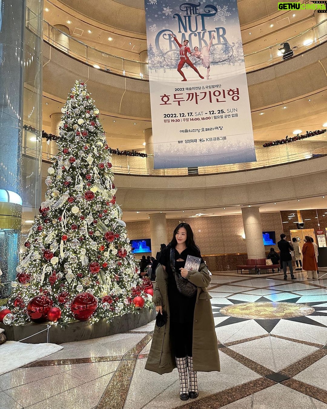 Tiffany Young Instagram - tchaikovsky on repeat 🩰❄️