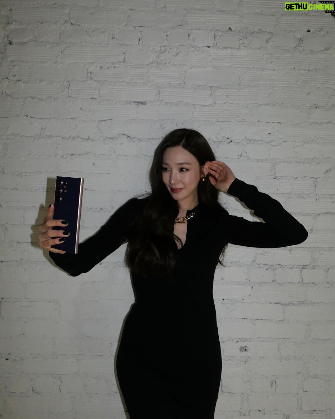Tiffany Young Instagram - thank you for bringing us together again 💗@samsungmobileusa @thedivestudios