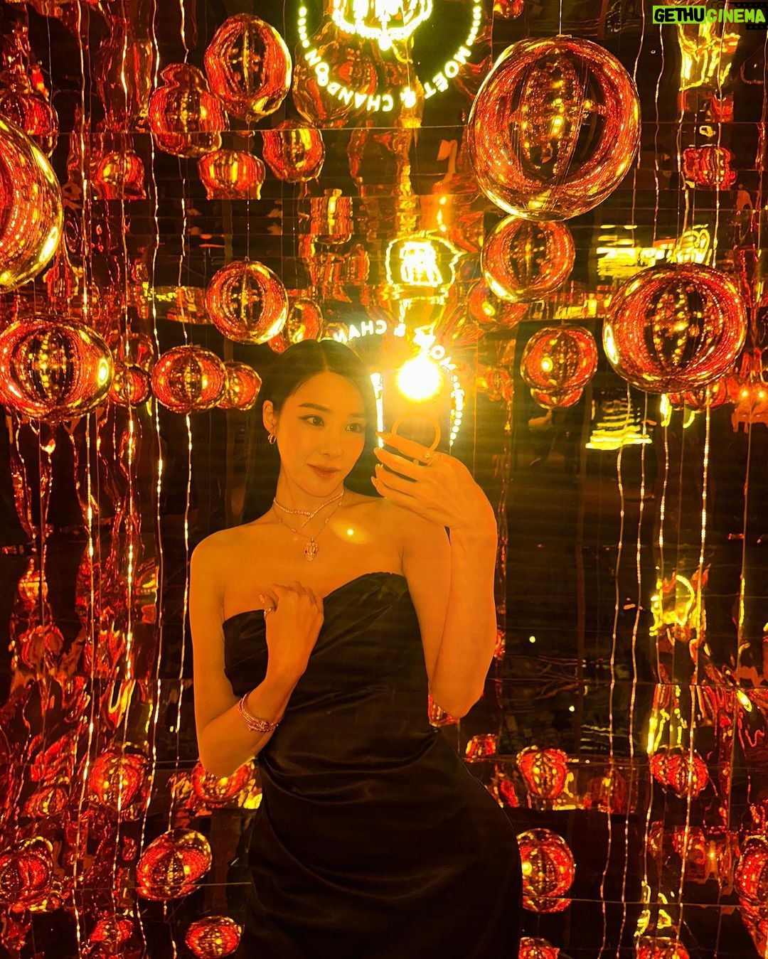Tiffany Young Instagram - 'tis the season to #ToastWithMoet πΎ honored to host #MoetEffervescence in Seoul κ°μ¬ν©λλ€ π«§ κ²½κ³ : μ§λμΉ μμ£Όλ λμ‘Έμ€, κΈ°μ΅λ ₯ μμμ΄λ μΉλ§€λ₯Ό μ λ°ν©λλ€. μμ μ€ μμ£Όλ κΈ°νμ μΆμ μνμ λμ
λλ€. #κ΄κ³