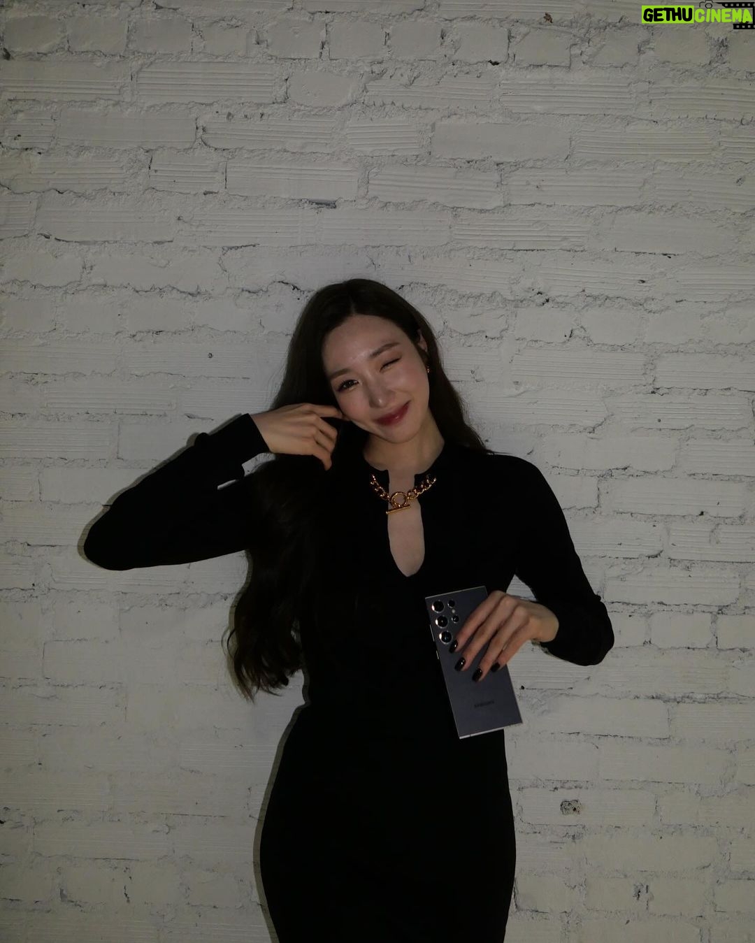 Tiffany Young Instagram - thank you for bringing us together again 💗@samsungmobileusa @thedivestudios