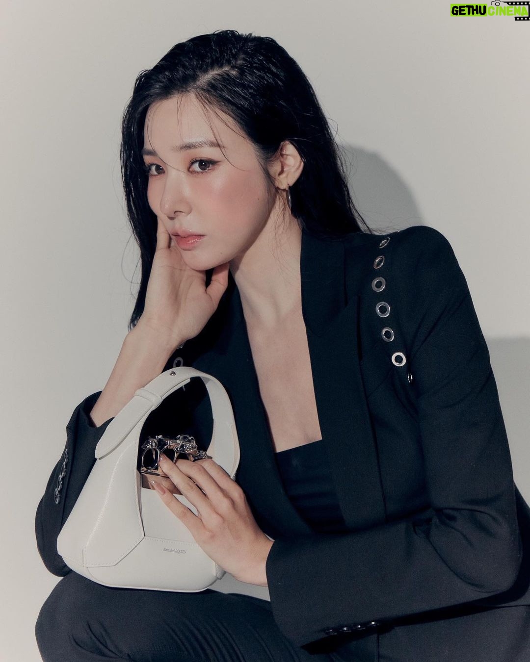 Tiffany Young Instagram - @alexandermcqueen #McQueenHoboBag #McQueenPreSS23 #알렉산더맥퀸