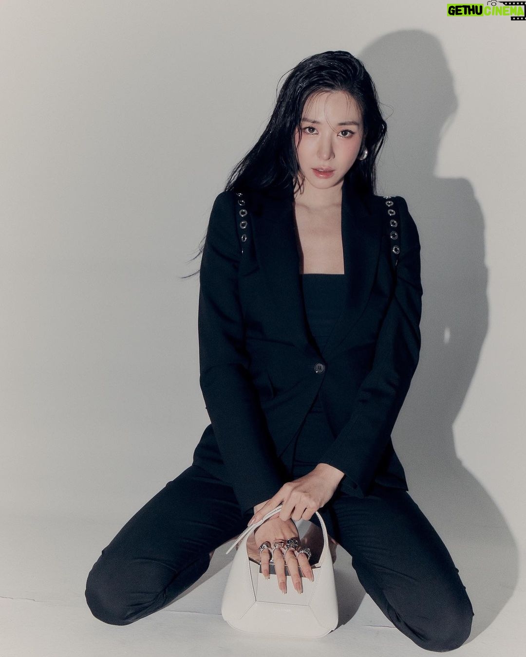 Tiffany Young Instagram - @alexandermcqueen #McQueenHoboBag #McQueenPreSS23 #알렉산더맥퀸