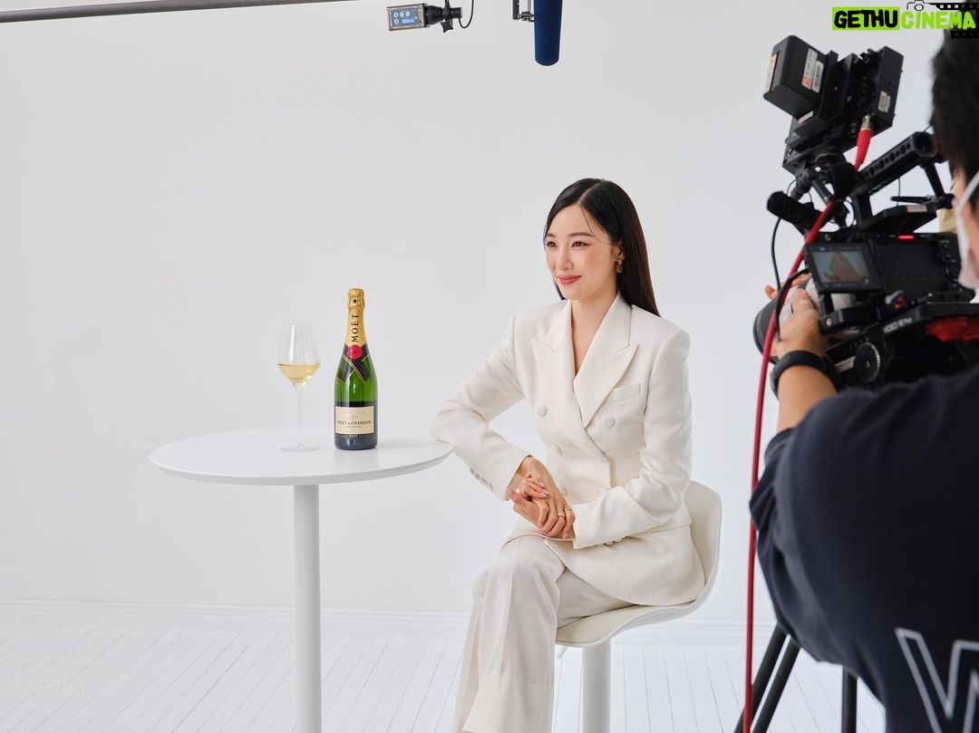 Tiffany Young Instagram - thrilled & honored to join @moetchandon on their vision & beliefs of celebrating ALL things no matter how small or big ๐พ๐ซง cant wait to share ! stay tuned for more ๐ฅฐ ๐ฅ โข ๋ชจ์ฃ & ์น๋๊ณผ ํฐํ๋ ์ ๋ ์์ด์ฝ์ด ๋ง๋ฌ์ต๋๋ค. ์์
๋ฟ๋ง ์๋๋ผ ์ดํ์ธ์ ๋ํ ๋จ๋ค๋ฅธ ์ ์ ์ ๋ณด์ฌ์ค ์ํฐ์คํธ ํฐํ๋ ์. ์์ผ๋ก ๊ทธ๋
๊ฐ ๋ชจ์ฃ & ์น๋๊ณผ ํจ๊ป ํผ์ณ ๊ฐ ๊ธ๋น ์ด์ผ๊ธฐ๋ฅผ ๊ธฐ๋ํด ์ฃผ์ธ์! ๊ฒฝ๊ณ : ์ง๋์น ์์ฃผ๋ ๋์กธ์ค, ๊ธฐ์ต๋ ฅ ์์์ด๋ ์น๋งค๋ฅผ ์ ๋ฐํฉ๋๋ค. ์์ ์ค ์์ฃผ๋ ๊ธฐํ์ ์ถ์ ์ํ์ ๋์
๋๋ค. #๊ด๊ณ #๋ชจ์ฃ์น๋ #MoetChandon #Tiffanyyoung