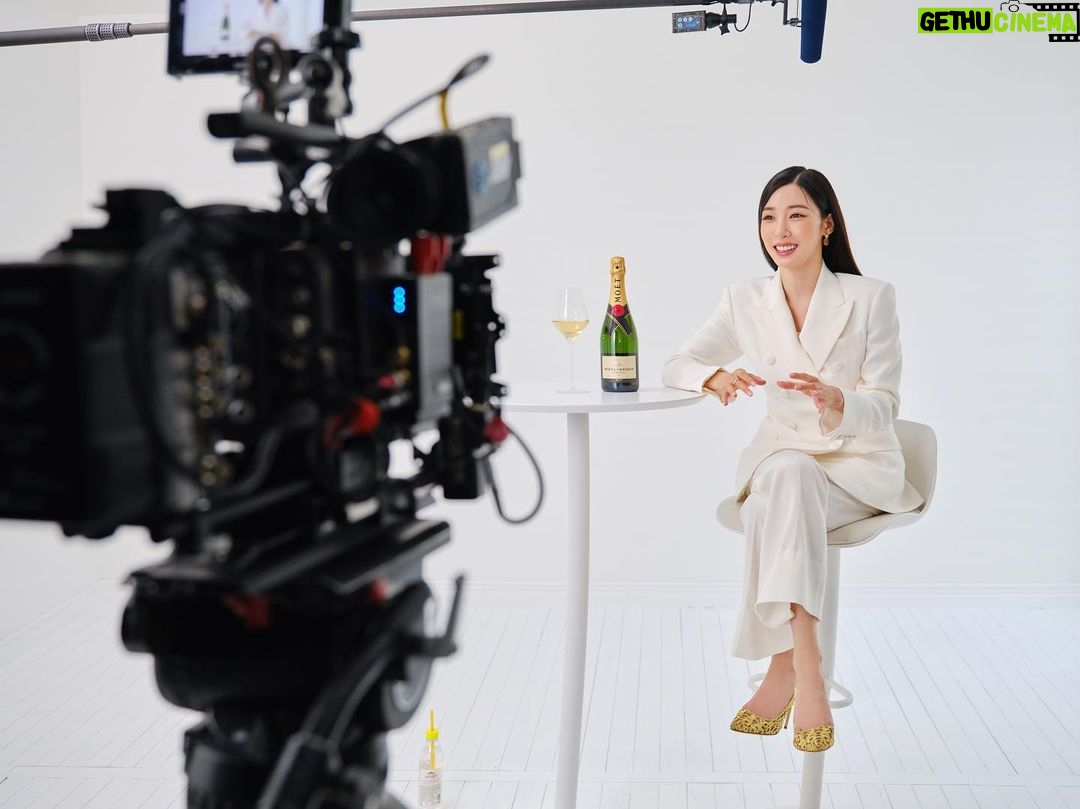 Tiffany Young Instagram - thrilled & honored to join @moetchandon on their vision & beliefs of celebrating ALL things no matter how small or big ๐พ๐ซง cant wait to share ! stay tuned for more ๐ฅฐ ๐ฅ โข ๋ชจ์ฃ & ์น๋๊ณผ ํฐํ๋ ์ ๋ ์์ด์ฝ์ด ๋ง๋ฌ์ต๋๋ค. ์์
๋ฟ๋ง ์๋๋ผ ์ดํ์ธ์ ๋ํ ๋จ๋ค๋ฅธ ์ ์ ์ ๋ณด์ฌ์ค ์ํฐ์คํธ ํฐํ๋ ์. ์์ผ๋ก ๊ทธ๋
๊ฐ ๋ชจ์ฃ & ์น๋๊ณผ ํจ๊ป ํผ์ณ ๊ฐ ๊ธ๋น ์ด์ผ๊ธฐ๋ฅผ ๊ธฐ๋ํด ์ฃผ์ธ์! ๊ฒฝ๊ณ : ์ง๋์น ์์ฃผ๋ ๋์กธ์ค, ๊ธฐ์ต๋ ฅ ์์์ด๋ ์น๋งค๋ฅผ ์ ๋ฐํฉ๋๋ค. ์์ ์ค ์์ฃผ๋ ๊ธฐํ์ ์ถ์ ์ํ์ ๋์
๋๋ค. #๊ด๊ณ #๋ชจ์ฃ์น๋ #MoetChandon #Tiffanyyoung