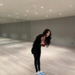Tiffany Young Instagram - 연습실 분위기 메이커 🐾