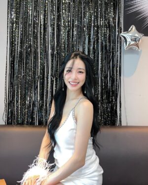 Tiffany Young Instagram - 다들 주목 👊