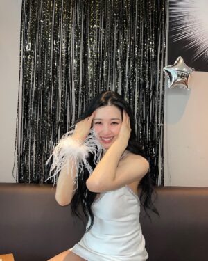 Tiffany Young Instagram - 다들 주목 👊