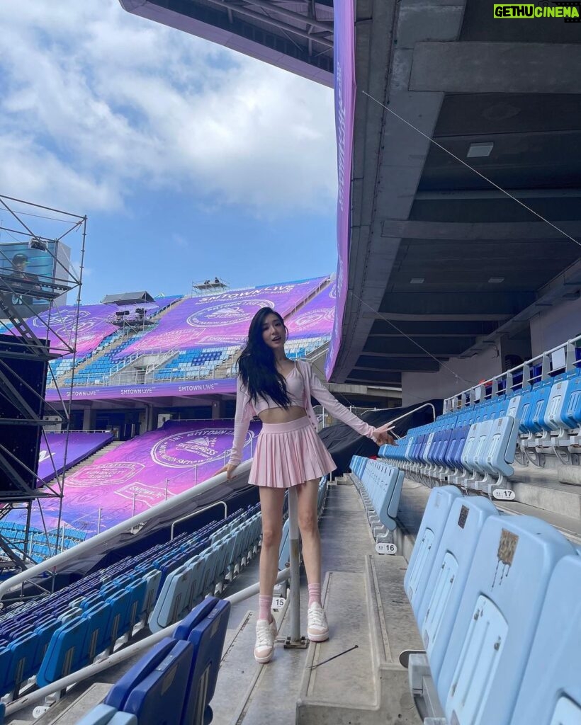 Tiffany Young Instagram - 한순간도 놓치고싶지 않은 소중한 여름 ☁️ Suwon World Cup Stadium