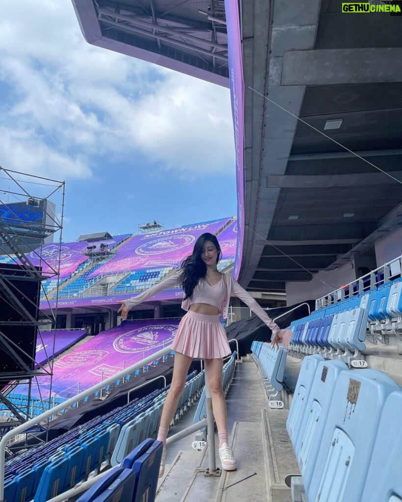 Tiffany Young Instagram - 한순간도 놓치고싶지 않은 소중한 여름 ☁️ Suwon World Cup Stadium