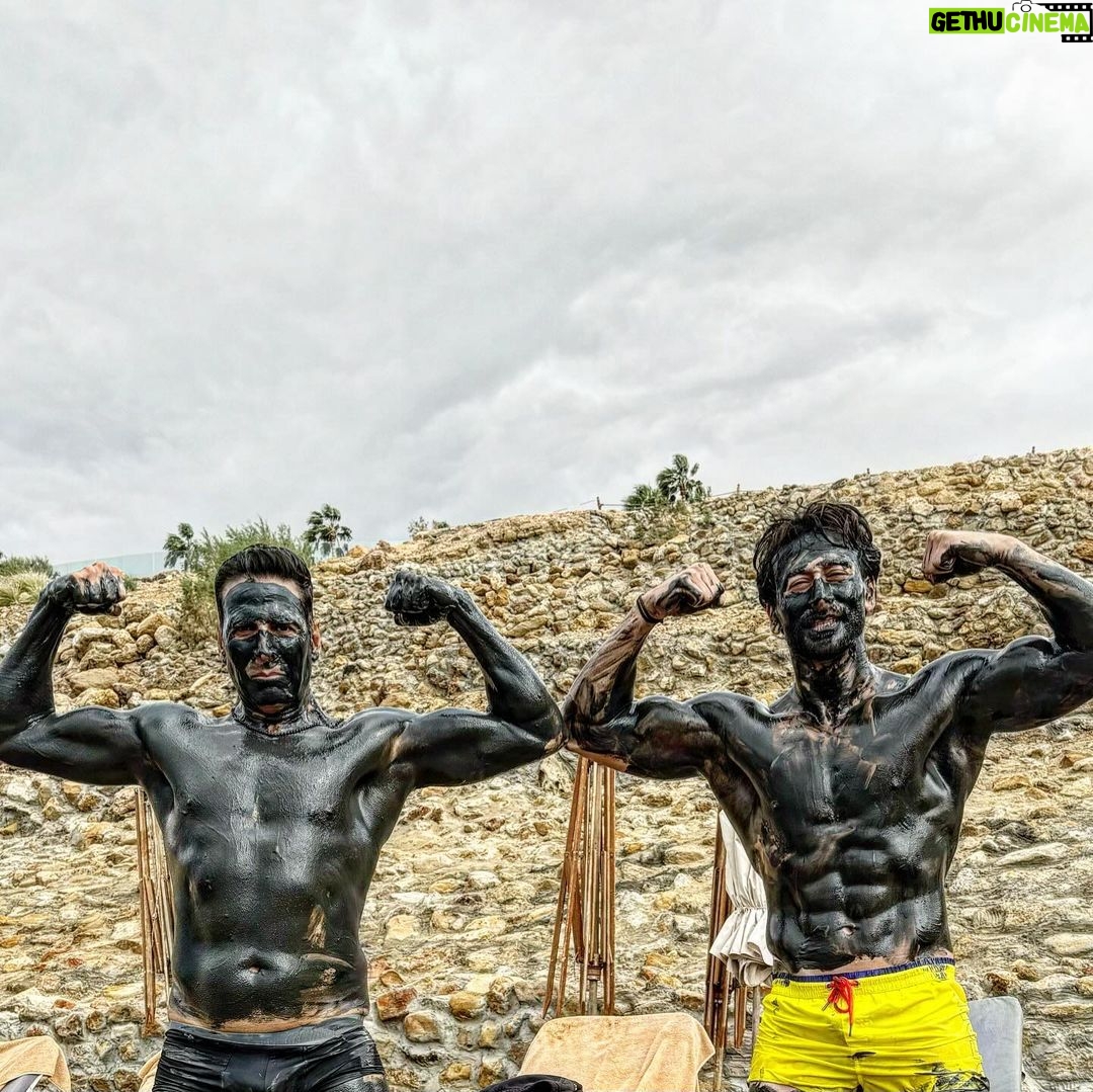 Tiger Shroff Instagram - Went through some of the most intense sequences of our lives but couldnt have asked for a better partner to take on those challenges with…bade..tere peeche tera yaar khada ⚡️❤️🥷🥋 @akshaykumar