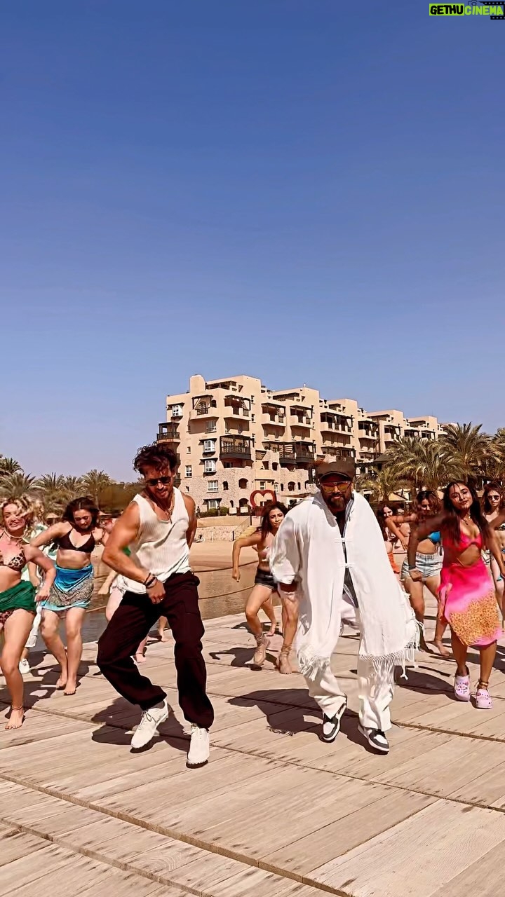 Tiger Shroff Instagram - One with the master! Loving this jam from #fighter all the best to the entire team🔥❤️ @s1danand @hrithikroshan @vishaldadlani @shekharravjiani