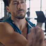 Tiger Shroff Instagram - Your workouts just got better with Kapiva’s Ayurvedic Shilajit Gold! 🏋️‍♂️💪 Unlock natural testosterone boost, heightened stamina, faster recovery, and muscle building . Grab your pack now at www.kapiva.in ✨💪 #kapiva #shilajitgold #naturalbodybuilding #ayurvedaforgym #ad @kapiva_official