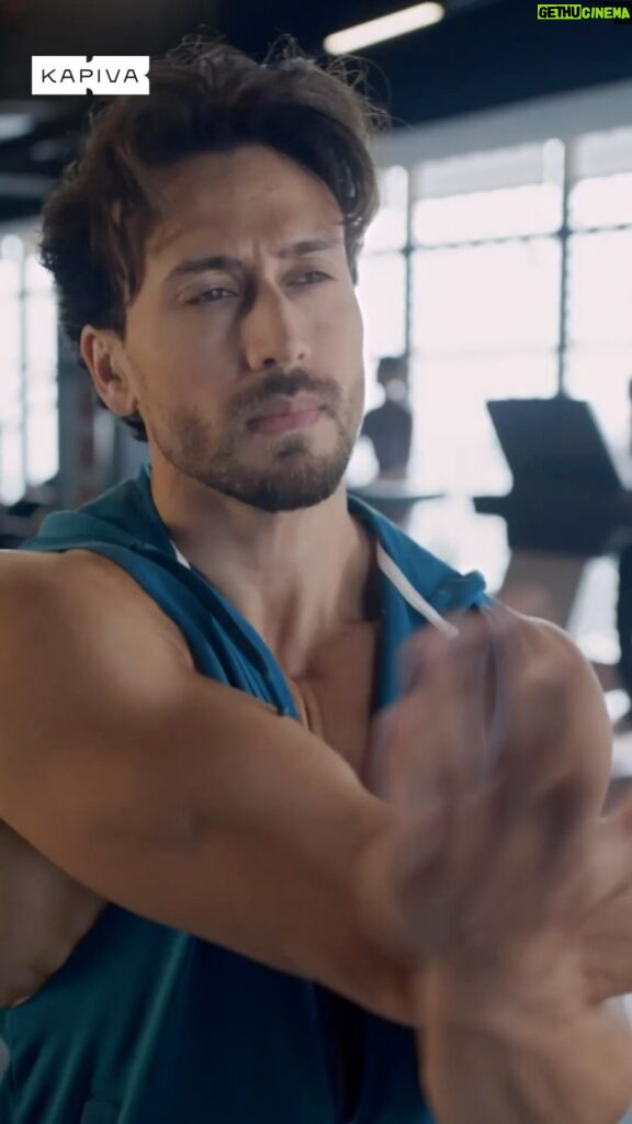 Tiger Shroff Instagram - Your workouts just got better with Kapiva’s Ayurvedic Shilajit Gold! 🏋‍♂💪 Unlock natural testosterone boost, heightened stamina, faster recovery, and muscle building . Grab your pack now at www.kapiva.in ✨💪 #kapiva #shilajitgold #naturalbodybuilding #ayurvedaforgym #ad @kapiva_official