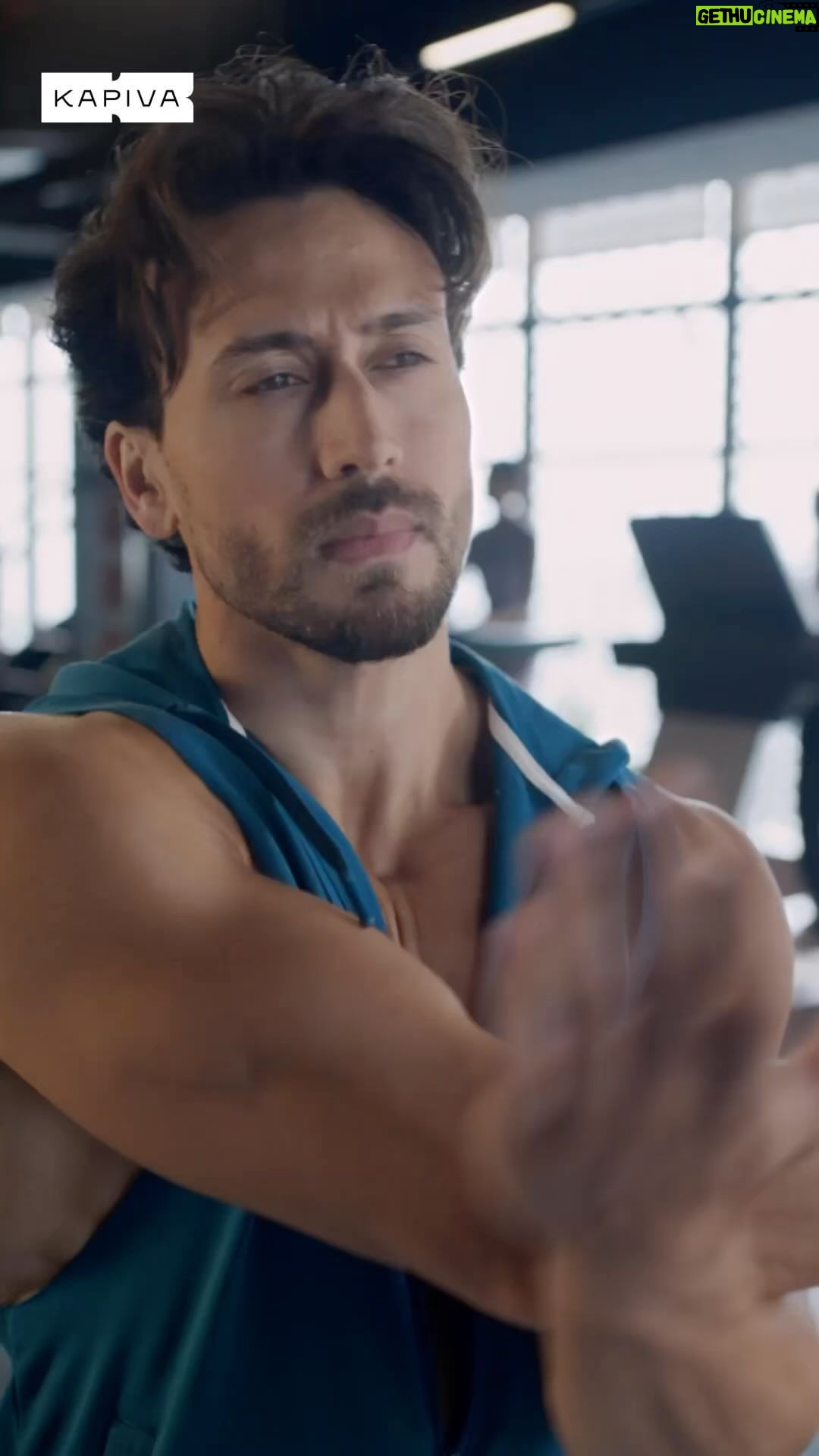 Tiger Shroff Instagram - Your workouts just got better with Kapiva’s Ayurvedic Shilajit Gold! 🏋️♂️💪 Unlock natural testosterone boost, heightened stamina, faster recovery, and muscle building . Grab your pack now at www.kapiva.in ✨💪 #kapiva #shilajitgold #naturalbodybuilding #ayurvedaforgym #ad @kapiva_official