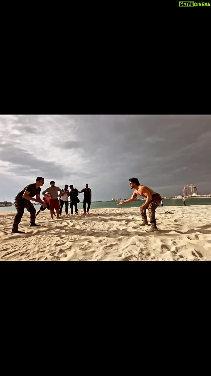 Tiger Shroff Instagram - The Khiladi @akshaykumar testing/training the baaghi ⚡️😅