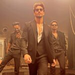 Tiger Shroff Instagram – In the middle of a shoot waiting for our shot…came across this new banger from #fighter and the boys decide to teach me this jam😅 all the best to my favs @s1danand @hrithikroshan @boscomartis 

@sumit_fic_kingsunited 
@sagar2804 
@beingarunofficial 
@iamvinayy 
@95faizal.shaikh 
@i__am__paddy 
@lil.yd__ 
@harishgajare27