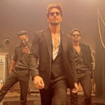 Tiger Shroff Instagram - In the middle of a shoot waiting for our shot…came across this new banger from #fighter and the boys decide to teach me this jam😅 all the best to my favs @s1danand @hrithikroshan @boscomartis @sumit_fic_kingsunited @sagar2804 @beingarunofficial @iamvinayy @95faizal.shaikh @i__am__paddy @lil.yd__ @harishgajare27