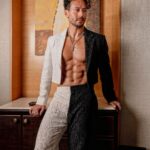 Tiger Shroff Instagram - 🎩🌹🖤 @1plus1studio