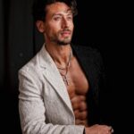 Tiger Shroff Instagram – 🎩🌹🖤 @1plus1studio