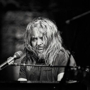 Tim Minchin Instagram - Londoners. Solo gig news coming soon. 🫣
📷 by @damianbennettphoto of course.