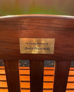 Tim Minchin Instagram - On the back of the park bench in the final moment of Groundhog Day is a plaque which reads “In Loving Memory of André Ptaszynski”. 
André, as many of you will know, was the lead producer of Matilda and Groundhog Day, and he loved and fought for and cared for our shows every day until his sudden and incredibly sad death in 2020. 
Last night’s press night marks another step in the journey of our beloved show, and with André’s entire family there, it was a hugely emotional night. 
He would’ve absolutely loved it. 

#ovgroundhogday #RobHowell @ihugh #matthewwarchus