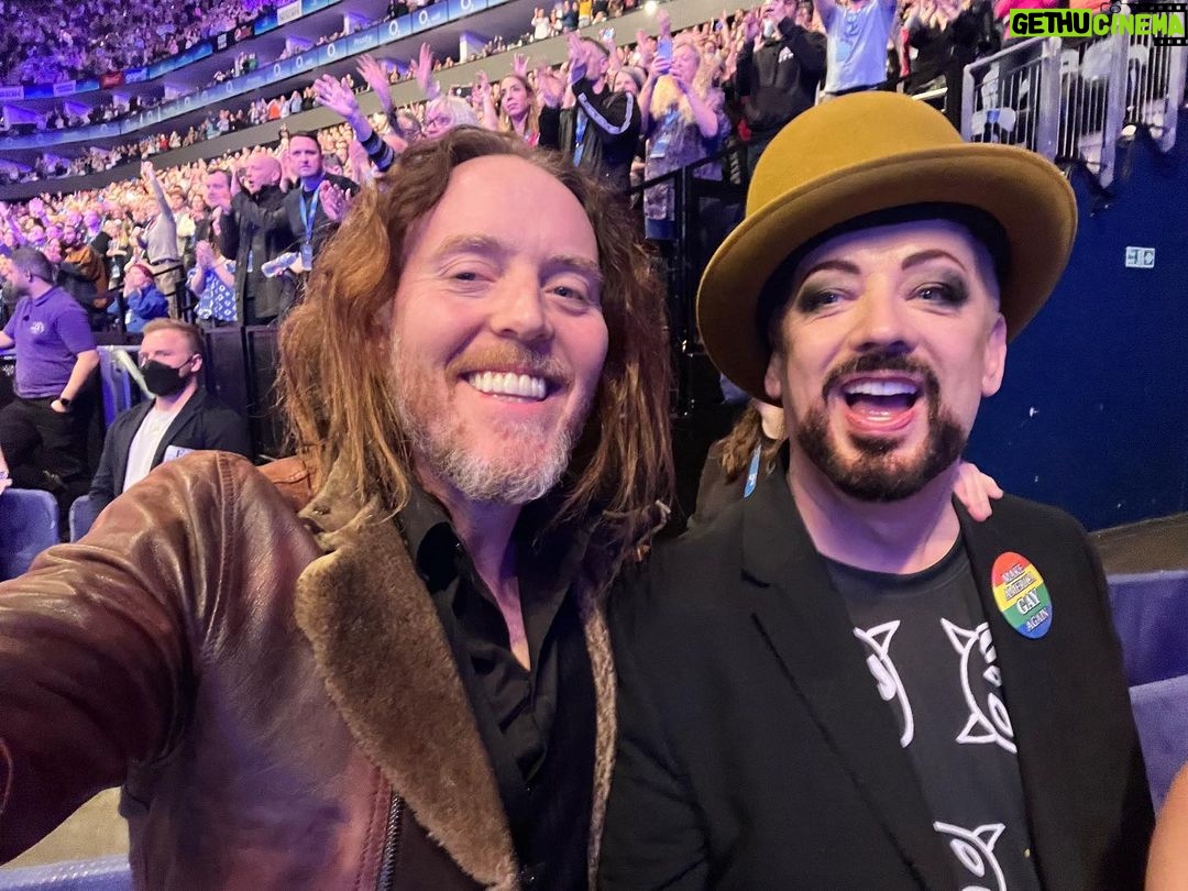 Tim Minchin - 10K Likes - And I got to see lovely @boygeorgeofficial for the first time in a long time.
AND had an Easter reunion in the very Arena where @thebenforster (Jesus), @chrismoylesofficial (Herod) and I started our huge tour with Jesus Christ Superstar 11 years ago 😭! We missed you @melaniecmusic.