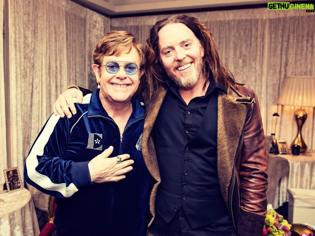 Tim Minchin - 11.1K Likes - I was a long way away from @eltonjohn. But then I got (swipe) a bit closer.
And then (swipe) a bit closer.
😍