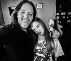 Tim Minchin Instagram - This little legend came to see me play in Dublin last night. 🥰 
Adored being back at @vicar_st. Xxx