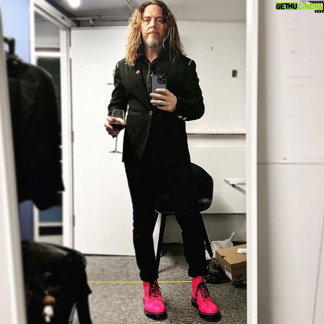 Tim Minchin - 4K Likes - When @TimMinchin, the mastermind behind the Music & Lyrics of #OVGroundhog Day and Matilda The Musical, hosted The Old Vic fundraising gala last month, he had a little help from @drmartensofficial to complete his outfit. After wearing them at the event, Tim has kindly donated his size 10 pink DMs for us to auction in aid of our future, and he’s generously thrown in two tickets to his upcoming sold-out show in London's West End AND a meet and greet after the show. Bidding starts from £10 and is now open until 3pm on Thu 08 Jun. Follow the link in our bio to start bidding.