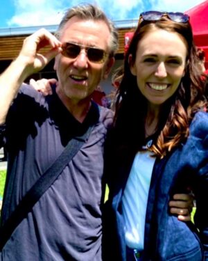 Tim Roth Instagram - Goodbye to New Zealand.
An extraordinary and beautiful place.
♥️ Jacinda says ”Hi”...