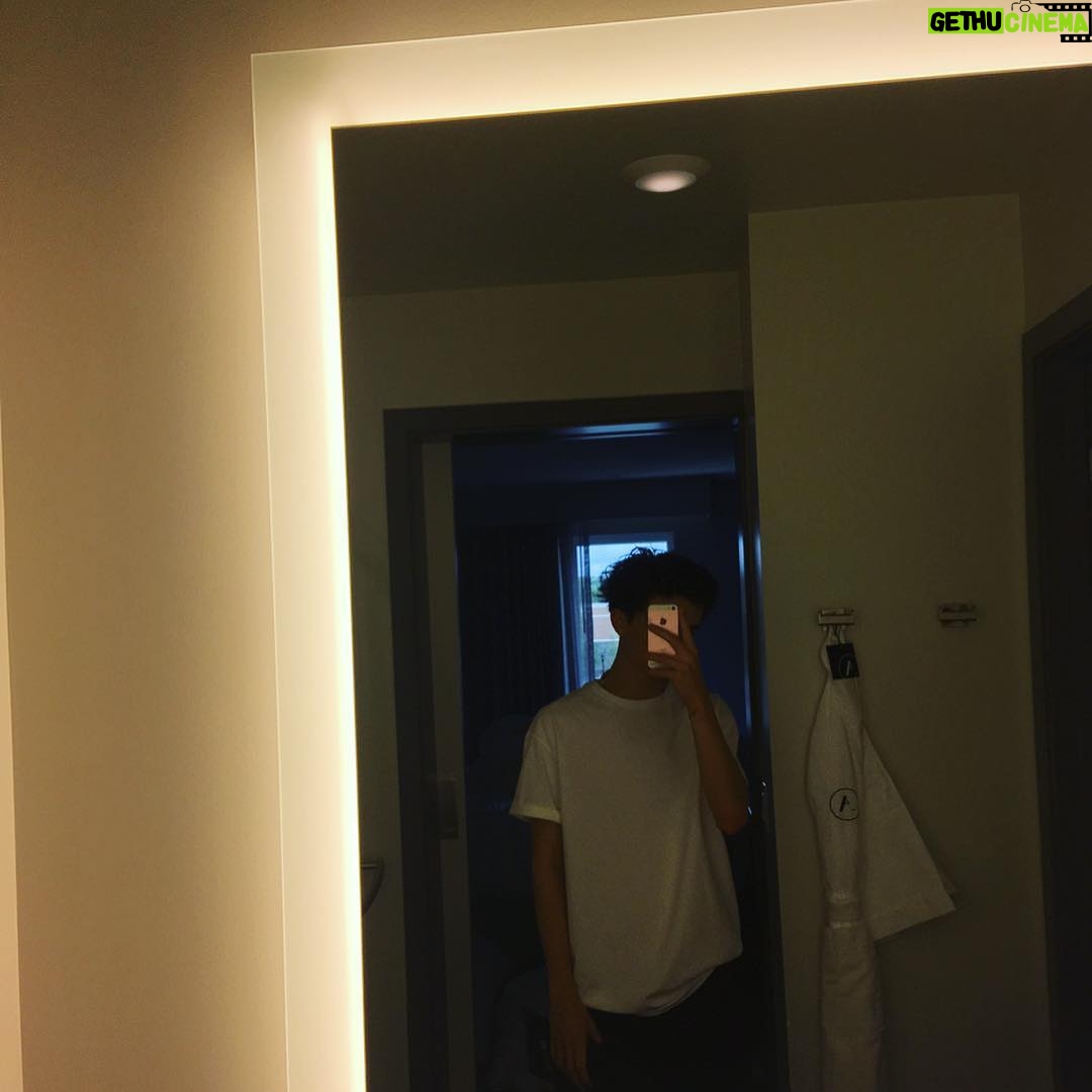 Timothée Chalamet Instagram - *+se+*😊😊