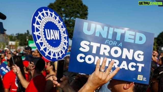 Timothy Omundson Instagram - Standing in #solidarity ✊🏻with my brother And sister, #UnionWorkers of the @uaw.union as they fight the millionaire CEOS and #corporateGeed to get a fair contract and slice of the pie. you make the best selling vehicles in the country, you deserve a fair deal HotStrikeSummer.🪧