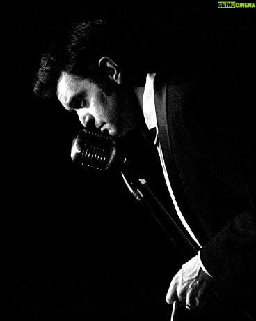 Timothy Omundson Instagram - #FlashbackFriday , to a few decades ago and my days as an amateur #Crooner on the @creationent Xena convention circuit, 📸 by @fsuwriter #Sinatra